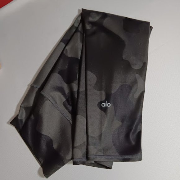 ALO Yoga Airbrush Capri Legging High Rise, M - Picture 2 of 5